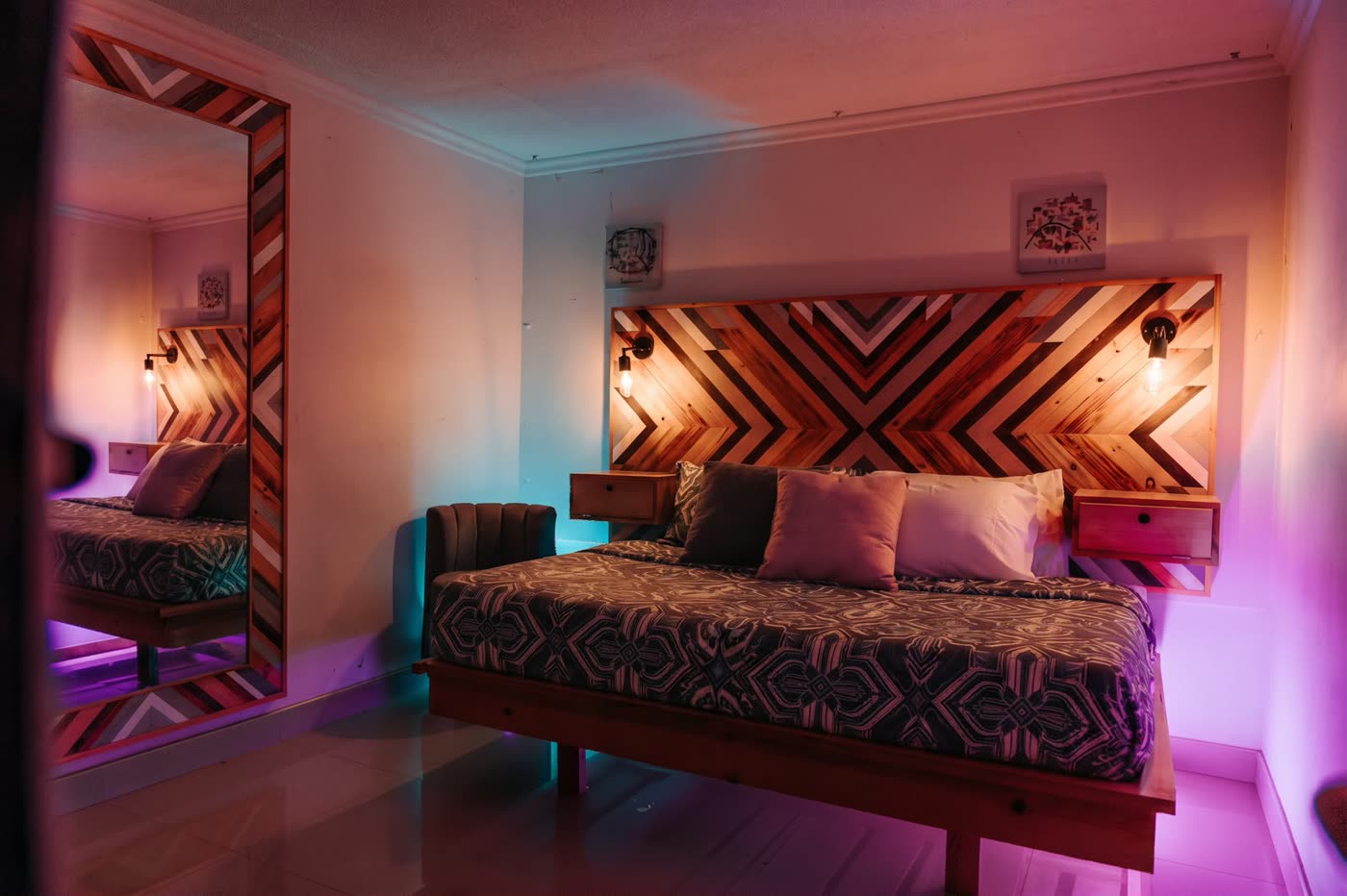 Room Ámbar con luces neón moradas y turquesa